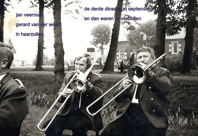 862335 Afbeelding van Jan Veerman (rechts) en Gerard van der Weert, leden van het Utrechtse straatorkest 'De ...
